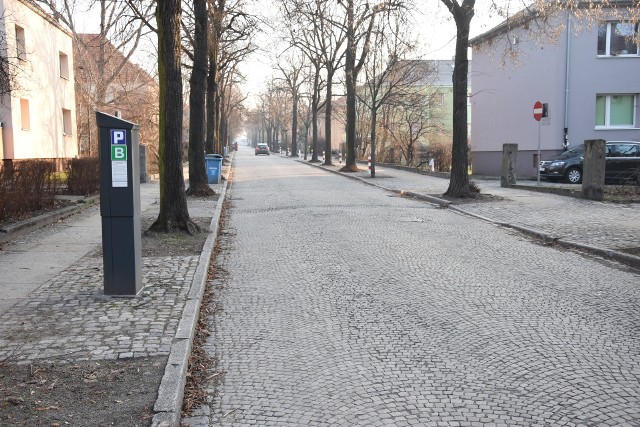 Na 400-metrowym odcinku drogi nie widać żadnej lampy. Nie ma również śladów w ziemi, które wskazywałyby miejsca, gdzie kiedyś znajdowały się maszty oświetleniowe.