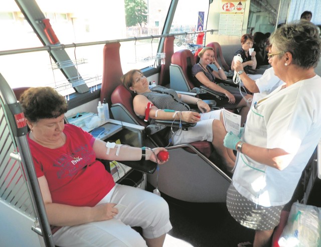 Krwiodawcy w autobusie ze stanowiskami do oddawania krwi podczas akcji zorganizowanej przez Oddział ZUS-u w Rybniku