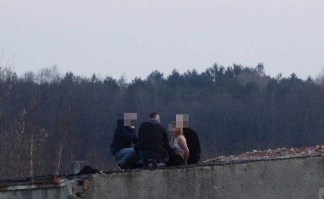 19-letnia dziewczyna weszła na dach budynku byłego tartaku w Jasieniu.
