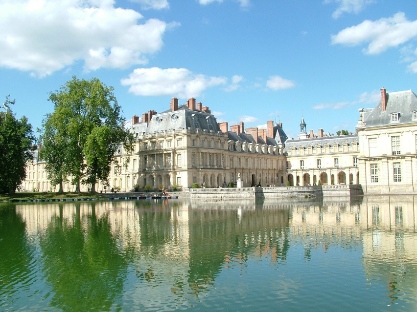 Pałac w Fontainebleau jest piękny od zewnątrz i od wewnątrz....