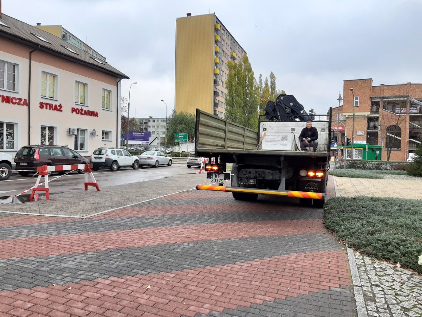 Ostrołęka. Ławka Niepodległości znikła ze skweru Lecha...