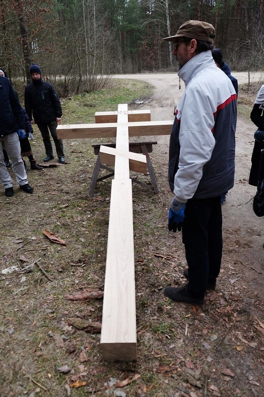 Bractwo Cerkiewne Trzech Świętych Hierarchów ustawiło krzyż...