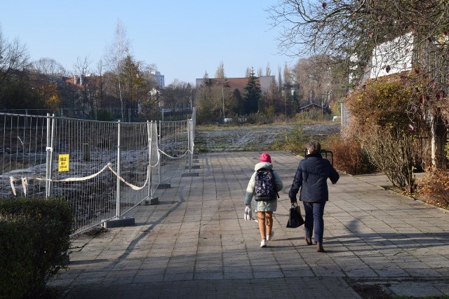 W Zielonej G&oacute;rze spełnia się marzenie wielu uczni&oacute;w, ich rodzic&oacute;w, pedagog&oacute;w. Ruszył pierwszy etap prac przy rozbudowie Państwowej Szkoły Muzycznej I i II Stopnia im. Mieczysława Karłowicza. Młodzi muzycy mają szansę zyskać obiekt godny pozazdroszczenia!O konieczności stworzenia budynku PSM I i II stopnia, kt&oacute;ry pomieści wszystkich uczni&oacute;w, da możliwość koncertowania na pięknej, przestronnej sali, m&oacute;wi się w mieście od lat. Od lat było to też marzeniem wielu mieszkańc&oacute;w. Działali, prosili o pomoc radnych, miasto. W końcu to ważne, by młodzi miłośnicy muzyki mogli kształcić się w jak najlepszych warunkach. Ruszyła rozbudowa szkoły muzycznej w Zielonej G&oacute;rzeWideo: tak wyglądały przygotowania do budowy szkoły: &lt;script async defer class=&quot;XlinkEmbedScript&quot;  data-width=&quot;640&quot; data-height=&quot;360&quot; data-url=&quot;//get.x-link.pl/96a5fe54-a212-3ed1-1c93-51d15abf8184,ae9bc53c-a9e0-eeb2-4fec-7418991162b5,embed.html&quot; type=&quot;application/javascript&quot; src=&quot;//prodxnews1blob.blob.core.windows.net/cdn/js/xlink-i.js?v1&quot; &gt;&lt;/script&gt;