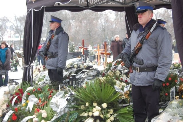 - Ta chwila jest nie tylko bolesna dla nas. To zdarzenie jest nie tylko tragiczne, ale jest w jakimś sensie  historyczne. Bo w swej wymowie, i w swym charakterze jest  nad wyraz rzadkie.  W tym samym dniu żegnać wam przyszło dwóch swoich współbraci, jednego po drugim - mówił do policjantów   ks. Grzegorz Nowak, proboszcz nakielskiej Fary.  Przyznał w homilii, że jest to moment trudny także dla niego, choć towarzyszył w ostatniej drodze wielu wiernym. Bo pamięta jak młody policjant przyjmował sakrament małżeństwa... Jak potem narodziło się dziecko... A teraz stoi nad  trumną... Nie tak miało być...