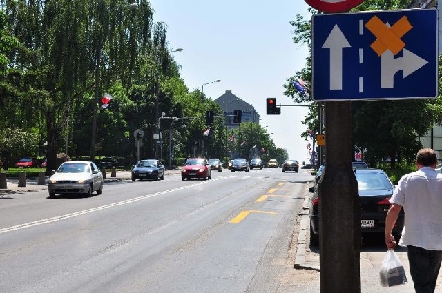 Drogowcy poprawili tymczasowe oznakowanie na skrzyżowaniu ulic 25 Czerwca i Kelles - Krauza. Na jezdni pojawiły się większe strzałki kierunkowe.