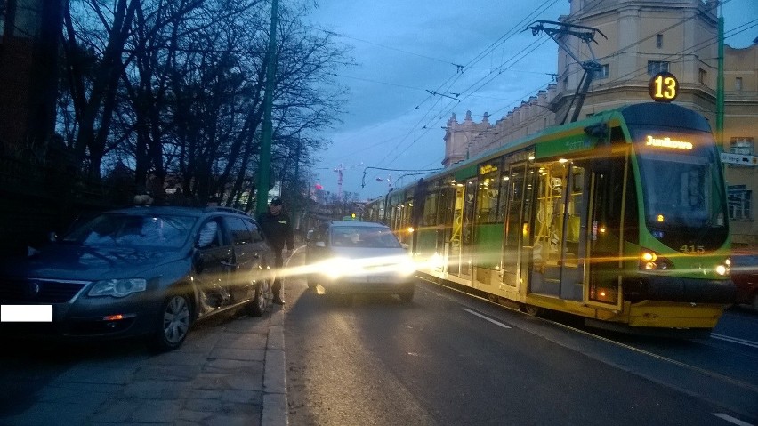 Grunwaldzka: Samochód wjechał w tramwaj