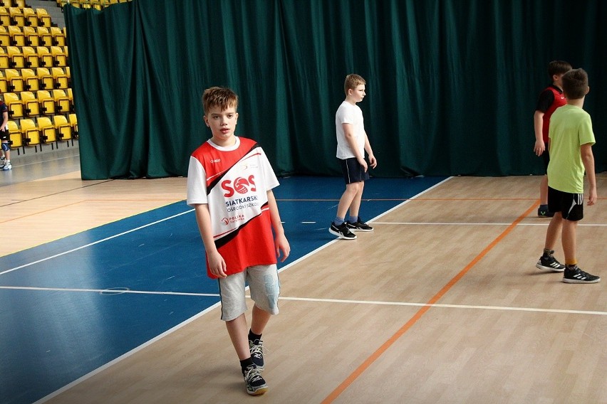 Młodzi siatkarze rozpoczęli rywalizację w Ogólnopolskich Mistrzostwach w Minisiatkówce im. Marka Kisiela o Puchar Kinder Joy of Moving