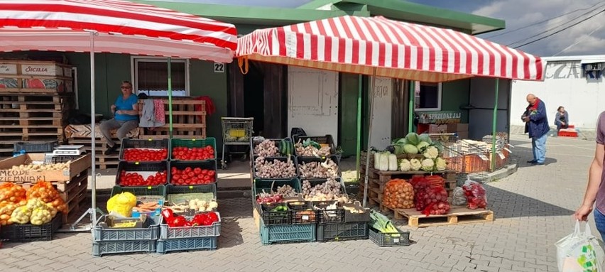 Świeże warzywa i pyszne owoce można kupić na sandomierskiej...