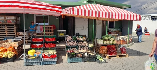 Świeże warzywa i pyszne owoce można kupić na sandomierskiej giełdzie. W sobotę 28 sierpnia na stoiskach pełno było pomidorów, papryki, śliwek i jabłek. Co jeszcze można było kupić? Ile kosztują warzywa i owoce na giełdzie w Sandomierzu? SPRAWDŹ NA KOLEJNYCH SLAJDACH>>>>