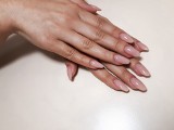 Delikatne paznokcie z brokatem, które zaskakują prostotą i błyskiem. Naked disco nails to nowy pomysł stylisty paznokci Toma Bachika