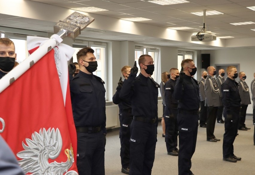 Ślubowanie policjantów. Nowi policjanci zasilili szeregi garnizonu mazowieckiego, 17.03.2021