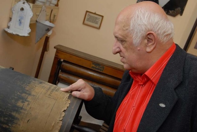 Stefan Pilaczyński prezentuje nowy nabytek - drewnianą drukarnię