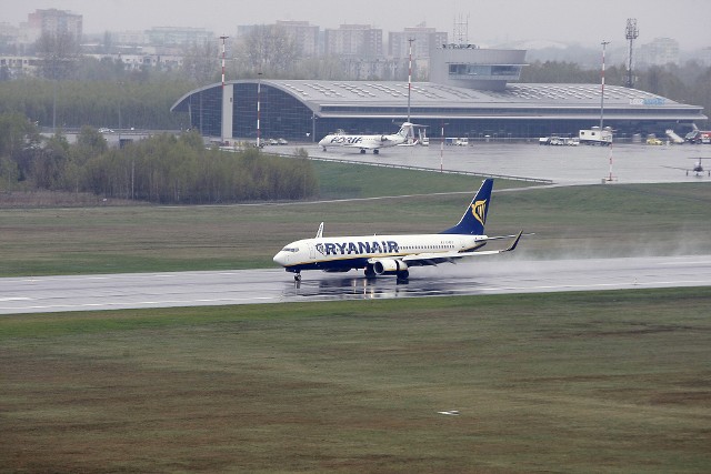 Obecnie z łódzkiego lotniska latają tylko linie Ryanair obsługujące trzy regularne połączenia: do Londynu Stansted, East Midlands i Dublina. Wakacyjnych czarterów nie ma