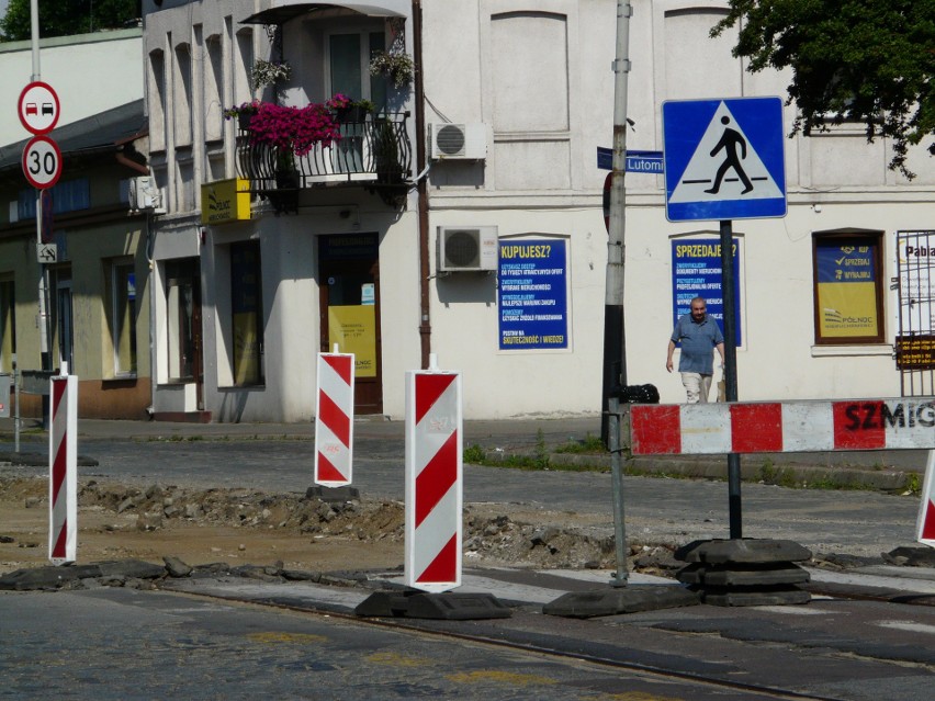 Zamknięte będzie kolejne skrzyżowanie na ul. Zamkowej. Trwa remont torowiska