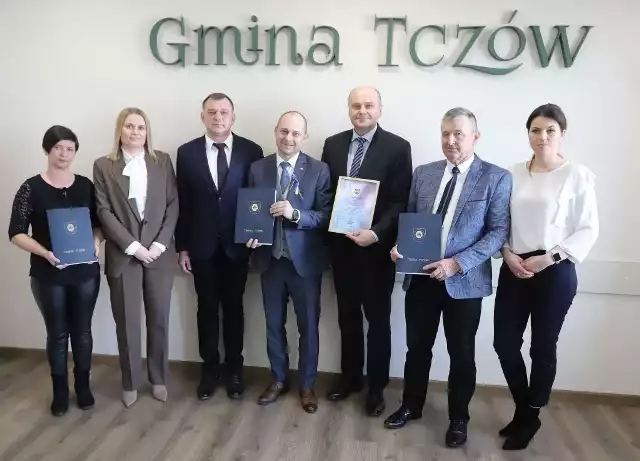 W Urzędzie Gminy Tczów odbyło się uroczyste podpisanie umowy na przebudowę trzech odcinków dróg, na prace samorząd otrzymał dotację z rządowego Polskiego Ładu.