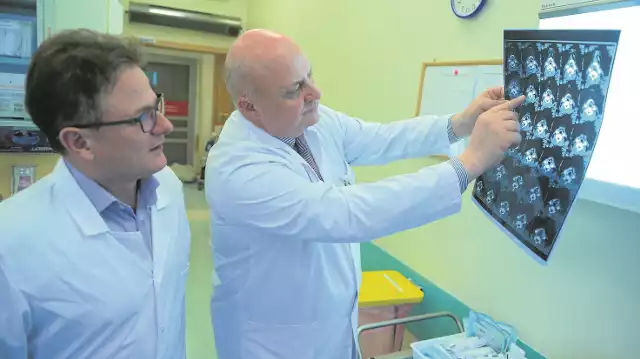 Prof. Wojciech Golusiński (z prawej) i dr hab. Maciej Wiznerowicz, wspólnie z naukowcami z zagranicznych ośrodków, odkryli nowe podtypy raka. Wyniki badań opublikowano w piśmie naukowym "Nature"