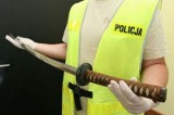 Wadowice. Znęcał się nad babcią, rzucił się z mieczem na policjantów policjantów. Grozi mu do 10 lat więzienia