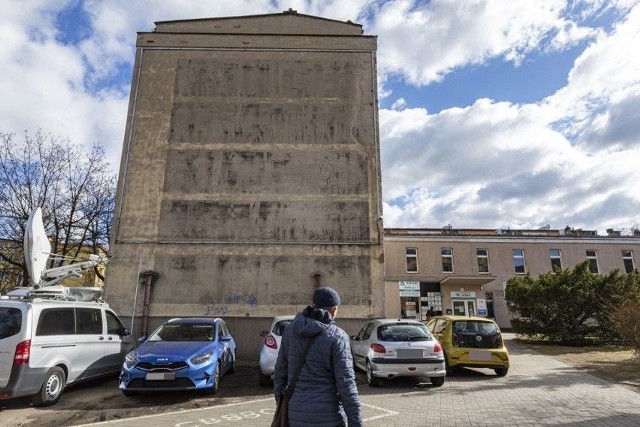 Sgraffito na ścianie frontowej przychodni na Osiedlu Leśnym w Bydgoszczy jest dziś w opłakanym stanie. Jest jednak nadzieja, że ścienną ozdobę będzie można odratować