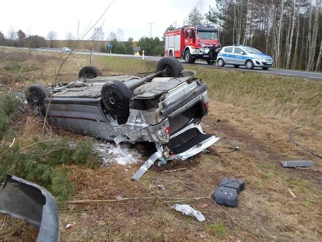 Kierowca seata, który dachował w Ropocicach trafił do szpitala.