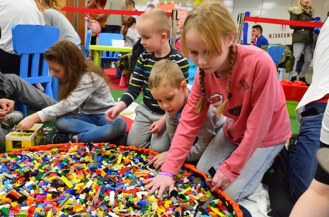 Czas wolny od szkolnych i przedszkolnych zajęć szybko mija. Na ostatni dzień tegorocznych ferii Wzorcownia przygotowała blisko 20 tys. klocków lego, z których powstawały ciekawe budowle. >> Najświeższe informacje z regionu, zdjęcia, wideo tylko na www.pomorska.pl 