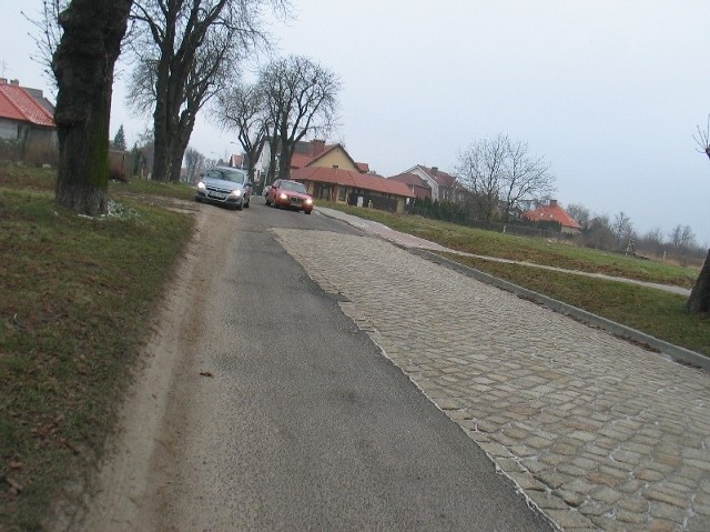 Wąska brukowa droga wymaga remontu, wszyscy to przyznają. Ale pieniędzy na nią nie ma, bo jest jedną z wielu dróg, które trzeba odnowić.