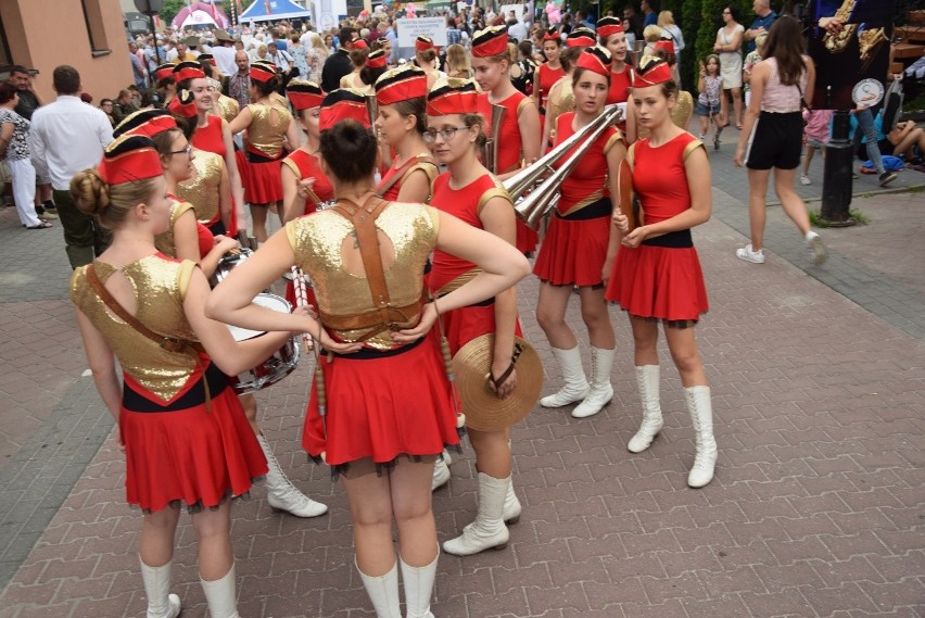 Parada i tańce instrumentalistów w Skale. Festiwal Orkiestr Wojskowych i Dętych