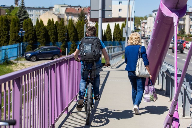 Most Narutowicza w Rzeszowie. Rowerzyści często jeżdżą tam po chodniku mijając pieszych jak tyczki slalomowe. A od 2021 roku tuż przy moście znajduje się kładka dla rowerzystów, którą z kolei często… chodzą piesi.