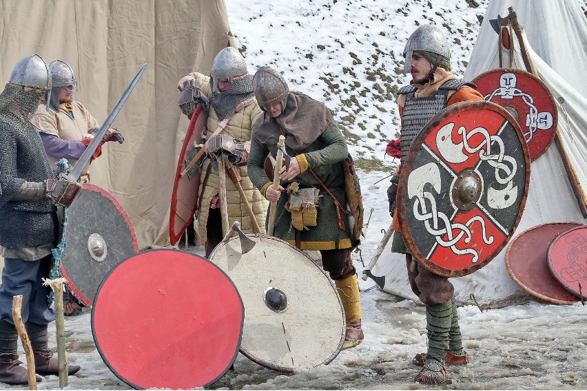 Średniowieczni wojownicy na święcie Rękawki pod kopcem Krakusa [ZDJĘCIA]