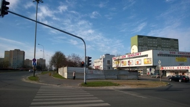 Teren budowy został ogrodzony blaszanym płotem.