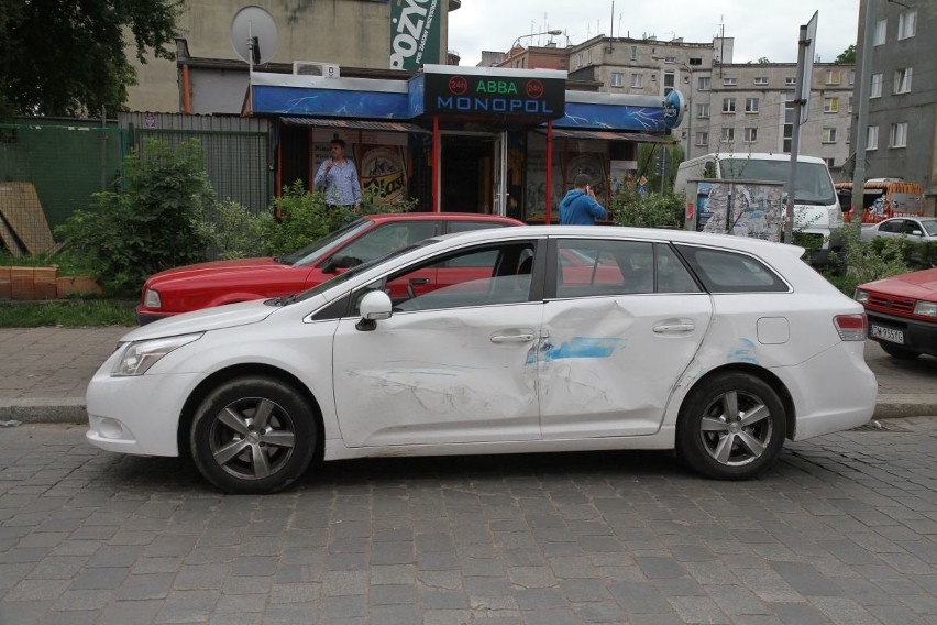 Wrocław: Wypadek na Hubskiej. Tramwaj linii 31 zderzył się z toyotą (ZDJĘCIA)