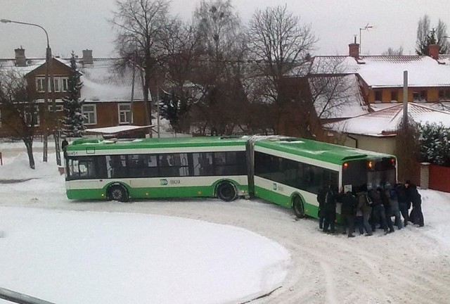 Pasażerowie wypychali ze śniegu autobus linii 4 na zajezdni przy ul. Meksykańskiej