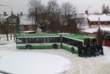 Śnieg sparaliżował miasto. Autobusy zakopane, osiedla nieodśnieżone (zdjęcia)
