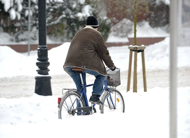 Zima 2012/2013. Miasto nieprzejezdne. Śnieg zasypał ulice i chodniki (zdjęcia)