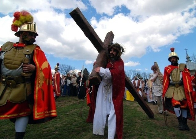 Aktor, wcielający się w postać Jezusa niesie krzyż