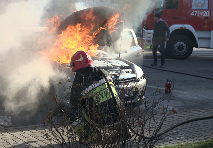 Dwa zastępy strażaków gasiły pożar na parkingu przy Solnym...