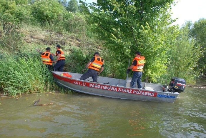 Pożar na Seszelach na Jeziorze Nyskim. Ugasili go ratownicy WOPR za pomocą ... silnika łodzi