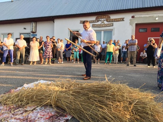 W Januszewicach można było sobie przypomnieć, jak mł&oacute;ciło się zboże cepami.