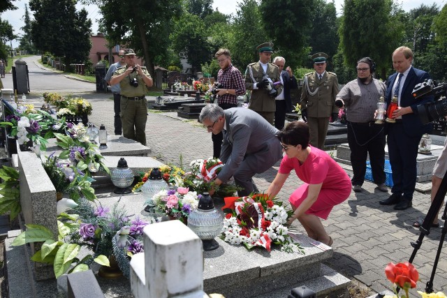 Groby powstańców śląskich znakowane są pamiątkowymi symbolami "Tobie Polsko". To akcja IPN.