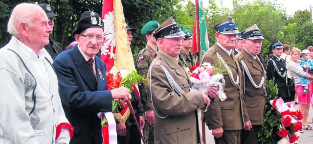 Kombatanci z pocztami sztandarowymi co roku przychodzą do Barbarki oddać hołd pomordowanym partyzantom i mieszkańcom