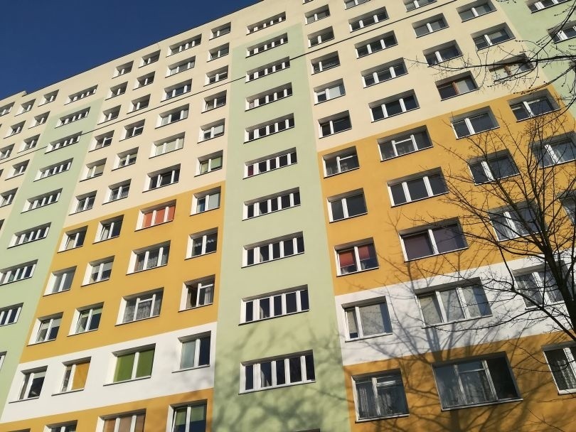 W Łodzi kobieta skoczyła z 10 piętra! W Zgierzu wypadek karetki wiozącej pacjentów na dializę. Rannych 7 osób! 