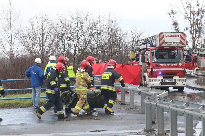 Poranny paraliż Wrocławia. Mężczyzna skoczył ze słupa energetycznego, zginął na miejscu (ZDJĘCIA)