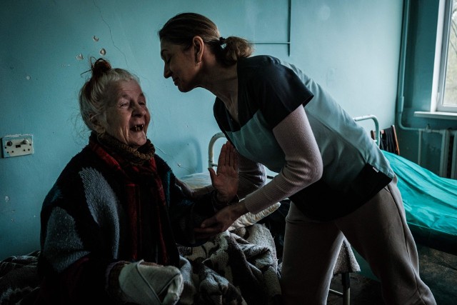 Pielęgniarka Oksana opiekuje się 81-letnią pacjentką w szpitalu w Siewierodoniecku