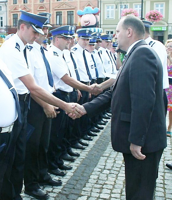 Komendant Jakub Wawrzyniak przyjmuje gratulacje od Zbigniewa Sosnowskiego z Ministerstwa Spraw Wewnętrznych