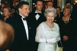 Królowa Elżbieta II i jej niezwykłe podróże. Ile zagranicznych wizyt odbyła, jak podobało jej się w Polsce? Galeria zdjęć z 70 lat wypraw