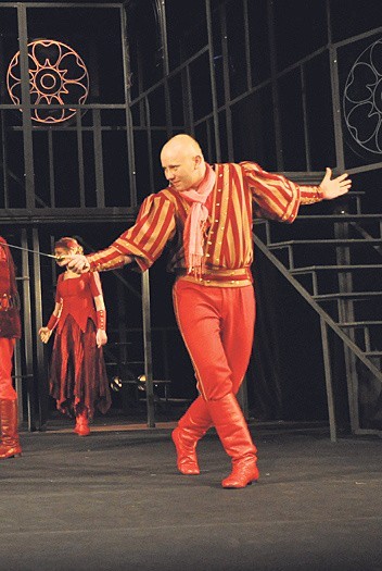 Marcin Borchardt jako Tybalt w spektaklu "Romeo i Julia&#8221;. 