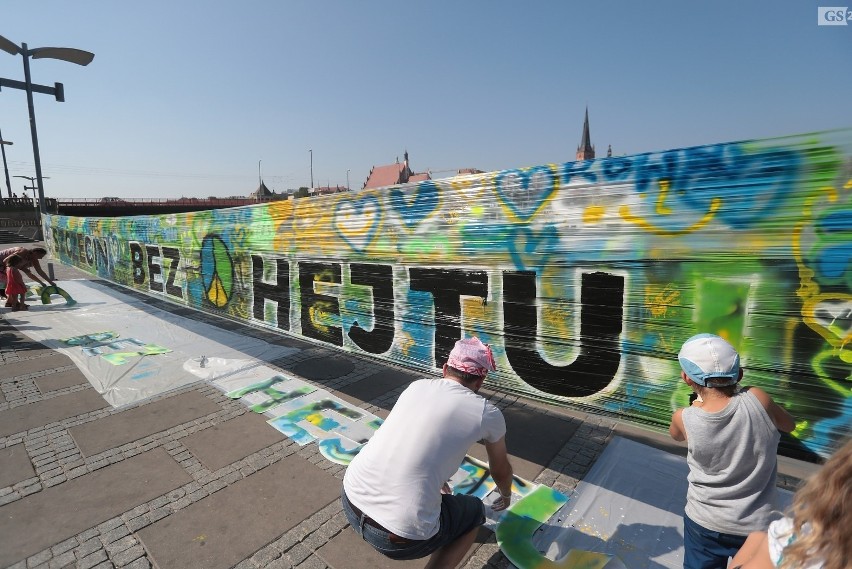 "Szczecin bez hejtu". Happening i wielkie graffiti na szczecińskich bulwarach [ZDJĘCIA]