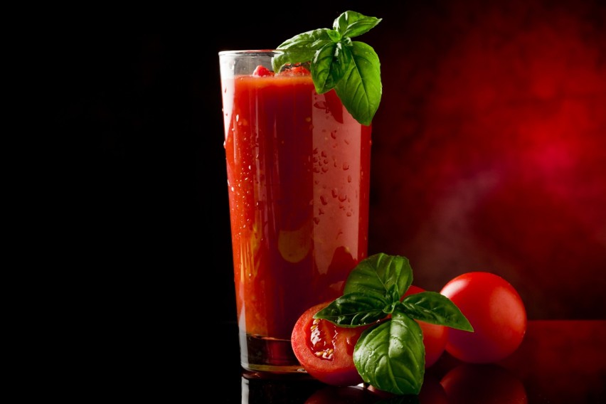 Sok pomidorowy zawiera m.in potas, który pomaga we właściwym...