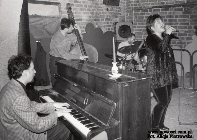 Lora Szafran z zespołem New Presentation w piwnicy Jazzowej Elana-Klubu przy ulicy Szczytnej w czerwcu 1998 roku