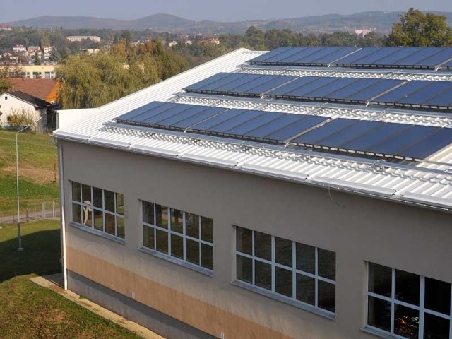 Coraz więcej samorządów inwestuje w instalacje solarne i zachęca do tego mieszkańców. Kolektory czerpiące energię ze słońca zainstalowane zostały m.in. na budynkach dwóch miejskich basenów w Krośnie.