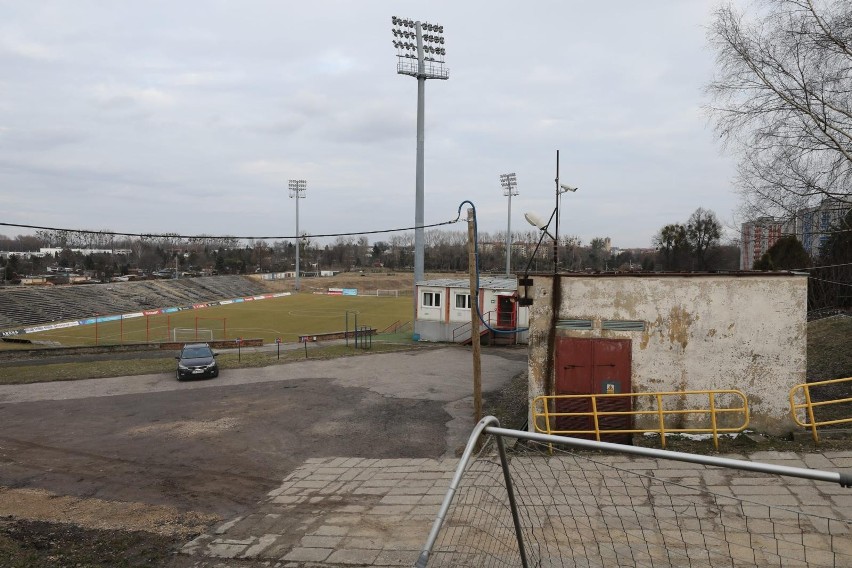 Piłkarze Polonii zwiedzili budowę nowego stadionu w Bytomiu....